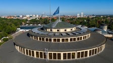 Hala Stulecia. Unijna flaga na szczycie Hali Stulecia, w tle panorama Wrocławia