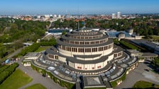 Hala Stulecia. Unijna flaga na szczycie Hali Stulecia, w tle panorama Wrocławia