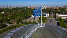 Hala Stulecia. Unijna flaga na szczycie Hali Stulecia, w tle panorama Wrocławia