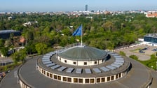 Hala Stulecia. Unijna flaga na szczycie Hali Stulecia, w tle panorama Wrocławia