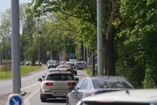 Samochód uderzył w drzewo na Strzegomskiej. Tworzą się duże korki