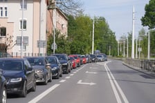 Samochód uderzył w drzewo na Strzegomskiej. Tworzą się duże korki