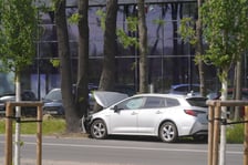 Samochód uderzył w drzewo na Strzegomskiej. Tworzą się duże korki