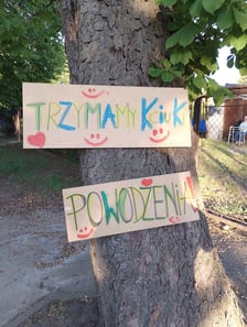 Rodzice ósmoklasistów z SP26 na Maślicach stworzyli przed szkołą motywacyjną "aleję gwiazd"