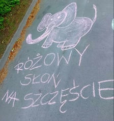 Rodzice ósmoklasistów z SP26 na Maślicach stworzyli przed szkołą motywacyjną "aleję gwiazd"