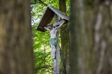 Zabytkowy krzyż nad Odrą, stojący na granicy Biskupina i Dąbia