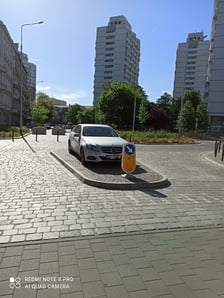 <p>Nieprawidłowo zaparkowane samochody</p>
