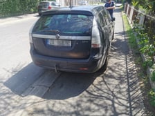 <p>Nieprawidłowo zaparkowane samochody</p>
