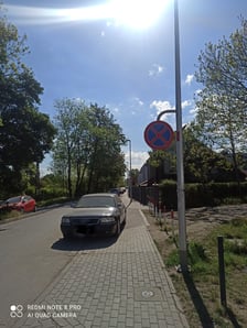 <p>Nieprawidłowo zaparkowane samochody - mimo znaku B-36</p>