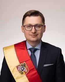 <p class="MsoNormal">Rocznik 1989. Absolwent Wydziału Prawa Administracji i Ekonomii Uniwersytetu Wrocławskiego. Ukończył także studia MBA w Warszawie oraz na Uniwersytecie Przyrodniczym we Wrocławiu w zakresie wyceny nieruchomości. Od 15 lat przewodniczący rady osiedla Nowy Dw&oacute;r. Członek Wrocławskiego Szkolnego Związku Sportowego i Akcji Katolickiej. Pracuje w Polskiej Sp&oacute;łce Gazownictwa.</p>
<p class="MsoNormal"><strong>Komisje</strong>: statutowa | edukacji i młodzieży</p>
<p>KLUB RADNYCH PRAWA I SPRAWIEDLIWOŚCI</p>