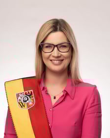 <p class="MsoNormal">Rocznik 1985. Ukończyła studia prawnicze na Uniwersytecie Wrocławskim. Jako adwokat we własnej kancelarii zajmuje się sprawami cywilnymi, wykroczeniami i administracyjnymi. W radzie miejskiej koncentrowała się m.in. na edukacji, sporcie i inicjatywach gospodarczych. Wiceprzewodnicząca zarządu osiedla Ołtaszyn. Stara się o Zielony Klin Wrocławia.</p>
<p class="MsoNormal"><strong>Komisje</strong>: rewizyjna | zdrowia, spraw społecznych i r&oacute;wnego traktowania (przewodnicząca) | sportu, rekreacji i turystyki</p>
<p class="MsoNormal">KLUB RADNYCH KOALICJI OBYWATELSKIEJ</p>