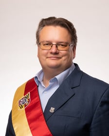<p class="MsoNormal">Rocznik 1979. Absolwent Uniwersytetu Adama Mickiewicza w Poznaniu, Uniwersytetu Europejskiego Viadrina we Frankfurcie nad Odrą i Uniwersytetu w Uppsali w Szwecji. Z wykształcenia jest prawnikiem, z zawodu &ndash; radcą prawnym. Ekolog i aktywista. Wsp&oacute;łzałożyciel Komitetu Społecznego Ratujmy Las Mokrzański. Przewodniczący rady osiedla Leśnica.</p>
<p class="MsoNormal"><strong>Komisja</strong>: statutowa | osiedli, partycypacji, bezpieczeństwa i porządku publicznego | ochrony środowiska, klimatu i zr&oacute;wnoważonego rozwoju</p>
<p>KLUB RADNYCH KOALICJI OBYWATELSKIEJ</p>