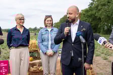Farma Miejska z eko warzywami dla najmłodszych wrocławian. Na zdjęciu od lewej: Katarzyna Szymczak-Pomianowska, dyrektorka Departamentu Zrównoważonego Rozwoju, Ewa Żmuda, dyrektorka Wrocławskiego Centrum Integracji, Jacek Sutryk, prezydent Wrocławia