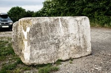 Fragment pomnika odnaleziony na Muchoborze Wielkim
