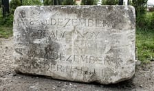 Fragment pomnika odnaleziony na Muchoborze Wielkim