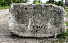 Fragment pomnika odnaleziony na Muchoborze Wielkim