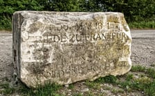 Fragment pomnika odnaleziony na Muchoborze Wielkim