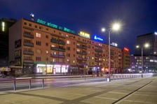 <p>Wieczorny widok na budynek z neonem&nbsp;&bdquo;dobry wiecz&oacute;r we Wrocławiu&rdquo;, maj 2023</p>