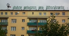 <p>Dzienny widok na budynek z neonem&nbsp;&bdquo;dobry wiecz&oacute;r we Wrocławiu&rdquo;, 2015</p>