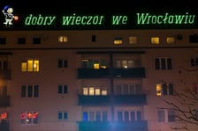 <p>Wieczorny widok na budynek z neonem&nbsp;&bdquo;dobry wiecz&oacute;r we Wrocławiu&rdquo;, zdjęcie archiwalne</p>