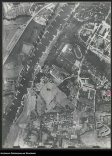 <p>Zdjęcie lotnicze Biskupina i Dąbia z 1929 roku. Dwa największe budynki to Hala Stulecia (na g&oacute;rze zdjęcia) i cegielnia Langner&oacute;w (na dole).</p>