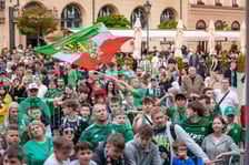 Kibice Śląska dopingują drużynę w Rynku we Wrocławiu