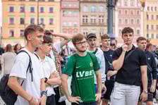Kibice Śląska dopingują drużynę w Rynku we Wrocławiu