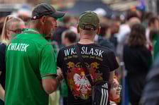 Kibice Śląska dopingują drużynę w Rynku we Wrocławiu