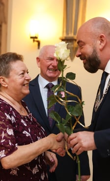 Uczestnicy uroczystości dla par obchodzących Złote Gody w Ratuszu we Wrocławiu