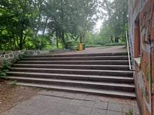 Schody przy wejście na wały przy ul. Sopockiej