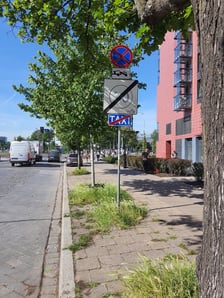 <p>Niezgodnie z prawem zaparkowane samochody</p>