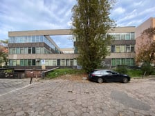 Modernistyczny biurowiec ZETO na Starym Mieście we Wrocławiu, grudzień 2022