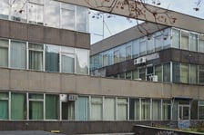 Modernistyczny biurowiec ZETO na Starym Mieście we Wrocławiu, grudzień 2022