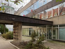 Modernistyczny biurowiec ZETO na Starym Mieście we Wrocławiu, grudzień 2022