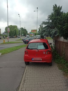 <p>Przykład niezgodnego z prawem parkowania</p>