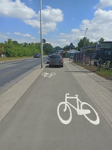 <p>Przykład niezgodnego z prawem parkowania</p>