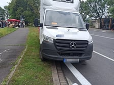 <p>Przykład niezgodnego z prawem parkowania</p>