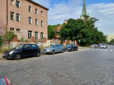 <p>Przykład niezgodnego z prawem parkowania</p>