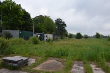 Teren wydzierżawiony przez Wody Polskie prywatnej firmie na pole biwakowe, Bartoszowice