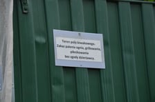 Teren wydzierżawiony przez Wody Polskie prywatnej firmie na pole biwakowe, Bartoszowice