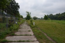 Teren wydzierżawiony przez Wody Polskie prywatnej firmie na pole biwakowe, Bartoszowice