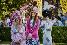 Trzy eleganckie panie podczas Ladies Day 2023