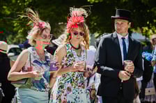 Dwie panie i jeden pan podczas Ladies Day 2023