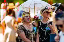 Dwie panie podczas Ladies Day pod parasolem przeciwsłonecznym