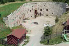 <p>Twierdza Srebrna G&oacute;ra. Bastion Dolny</p>
<p>Wikimedia <a href="https://creativecommons.org/licenses/by/3.0/">Commons CC-BY-SA 3.0</a> Jacek Halicki</p>
<p>&nbsp;</p>
<p>&nbsp;</p>
<p>&nbsp;</p>