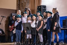 <p>Przegląd pieśni patriotycznych z udziałem przedszkolak&oacute;w i senior&oacute;w</p>
