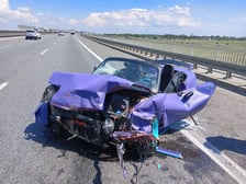 <p>Fioletowa mazda, samoch&oacute;d, kt&oacute;rego kierowca miał wypadek na AOW</p>