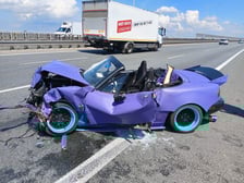 <p>Fioletowa mazda, samoch&oacute;d, kt&oacute;rego kierowca miał wypadek na AOW</p>