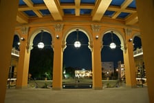 Bastion Sakwowy nocą, gdy fontanna już nie działa, a iluminacja jest przygaszona.