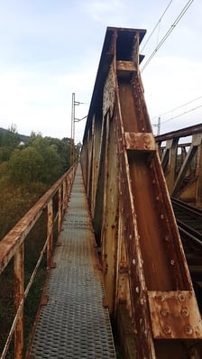 Most kolejowy nad rzeką Bóbr